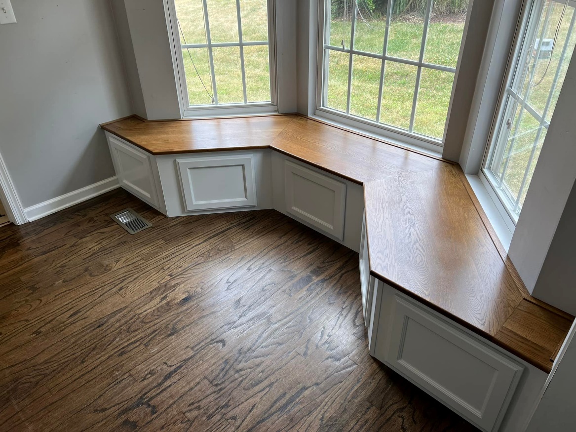 A kitchen with wooden cabinets

Description automatically generated