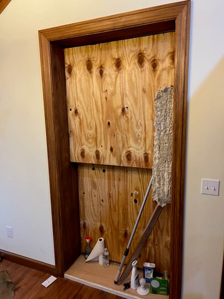 A door with a mop and a mop on it

Description automatically generated
