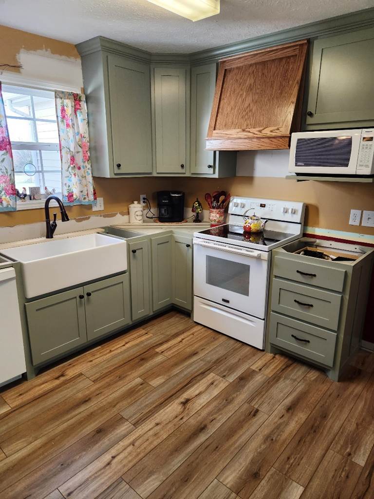 A kitchen with a sink and cabinets

Description automatically generated