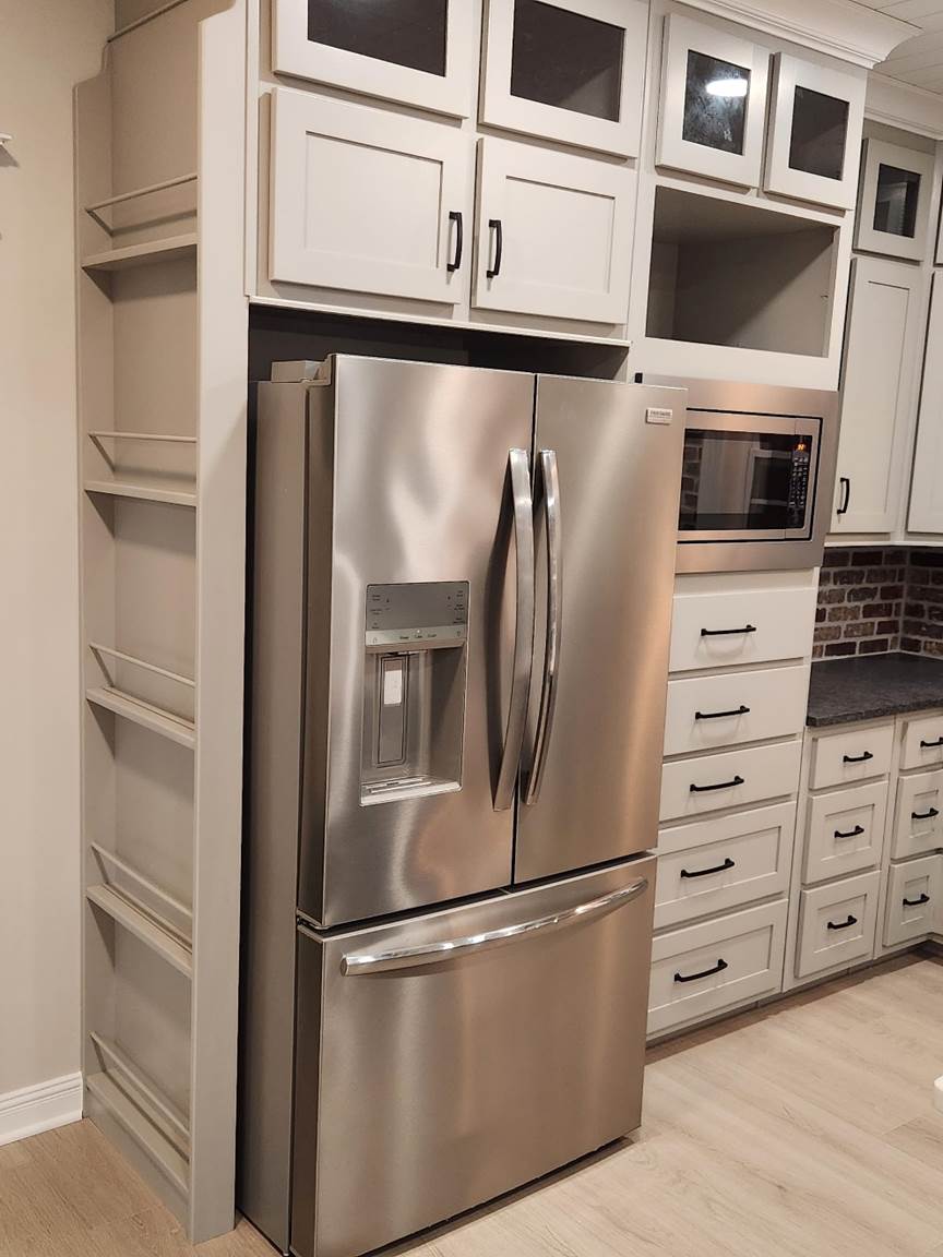 A refrigerator and microwave in a kitchen

Description automatically generated