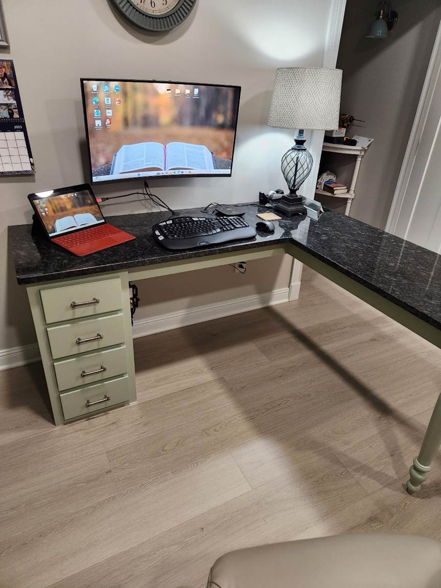 A desk with a computer and a keyboard

Description automatically generated