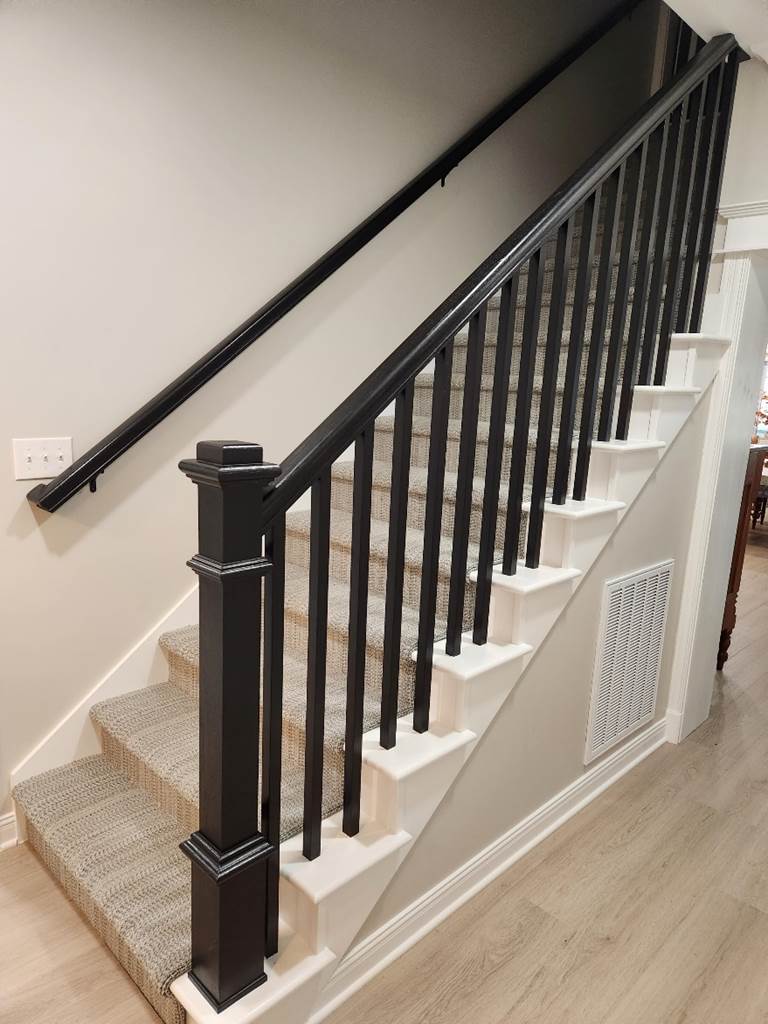 A staircase with black railing

Description automatically generated