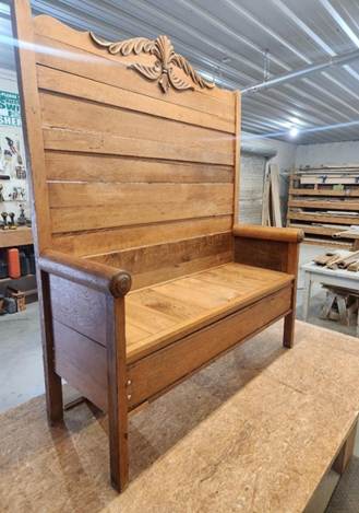 A wood bench in a room

AI-generated content may be incorrect.