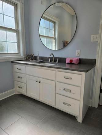 A bathroom with a mirror

AI-generated content may be incorrect.